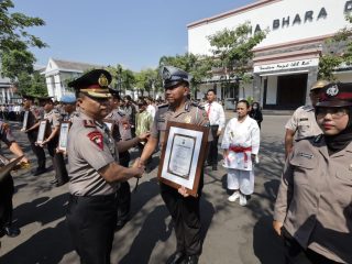 Ratusan Personel dan Masyarakat Berprestasi Terima Penghargaan Kapolrestabes Surabaya