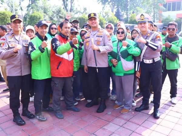 Peringati Hari Lalu Lintas Bhayangkara Ke-71, Polres Gresik Gelar Apel Bersama Relawan Ambulans dan Ojol 