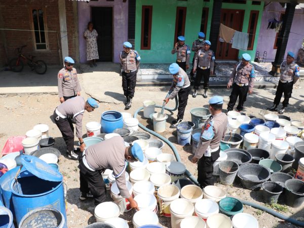 HUT ke-24 Propam Polri, Polda Jateng Hadir Bantu Warga Penuhi Kebutuhan Air Bersih di Tengah Kekeringan