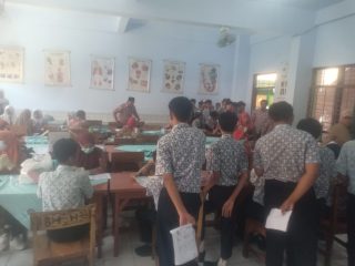 Ratusan Siswa SMPN 1 Kedungwaru Jalani Skrining Kesehatan Gratis