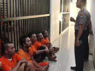 Wakapolres Gresik Cek Langsung Rutan Sat Tahti, Pastikan Keamanan dan Kondisi Tahanan