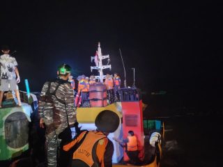 Tim SAR Gabungan Evakuasi 8 ABK LCT yang Alami Kecelakaan Laut