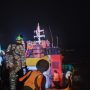 Tim SAR Gabungan Evakuasi 8 ABK LCT yang Alami Kecelakaan Laut
