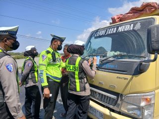 Satlantas Polres Gresik Tindak Tegas Truk Tanpa Terpal di Jalan Raya Pantura Gresik