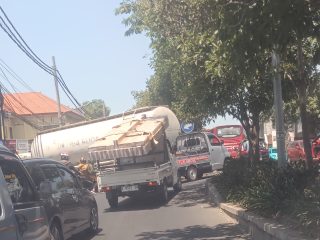 Horor, Kemacetan Truck Tangki Tiga Roda Melintang Tutup Bada. jalan Arah Margomulyo