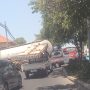 Horor, Kemacetan Truck Tangki Tiga Roda Melintang Tutup Bada. jalan Arah Margomulyo