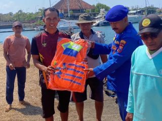 Keselamatan Nelayan Jadi Prioritas, Satpolairud Polresta Banyuwangi Bagikan Life Jacket