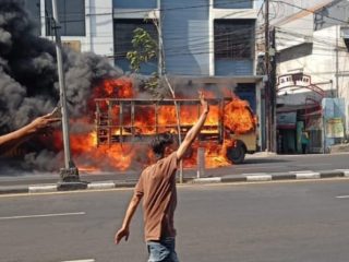 Truk Muatan Styrofoam Terbakar di Jalan Kenjeran, Satu Motor Ikut Terdampak