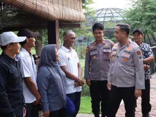 Polisi Bersama Masyarakat, Kapolres Gresik Bantu Wahyu Kembali ke Keluarga di Menganti