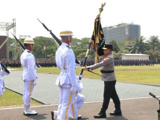 Simbol Estafet Kepemimpinan, Pataka "Bhayangkara Satya Abhiyukta" Diserahkan kepada Irjen Pol Dekananto