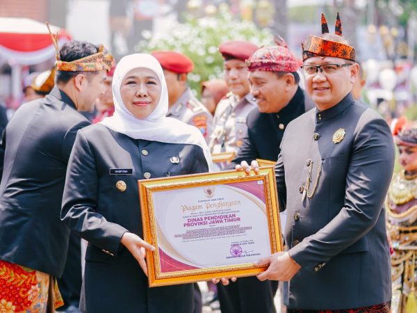 Gubernur Khofifah Sampaikan Keberhasilan Nawa Bhakti Satya Saat Pimpin Upacara Hari Jadi ke-81 Jatim di Grahadi