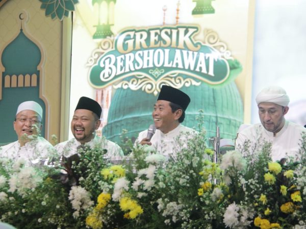 Gresik Bersholawat Dipadati Ribuan Jamaah, Bupati Ajak Masyarakat Perkuat Doa dan Kebersamaan