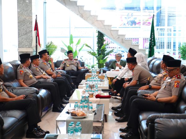 Perkuat Sinergi dengan Ulama, Kapolri Silaturahmi dengan Rais Aam PBNU di Surabaya