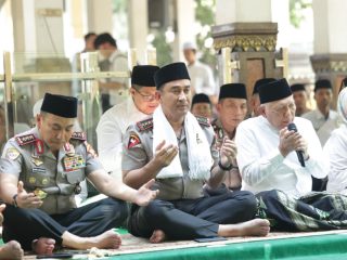 Perkuat Sinergi Ulama dan Umara, Kapolri Silaturahmi ke Ponpes Tebuireng dan Ziarah Makam Gus Dur