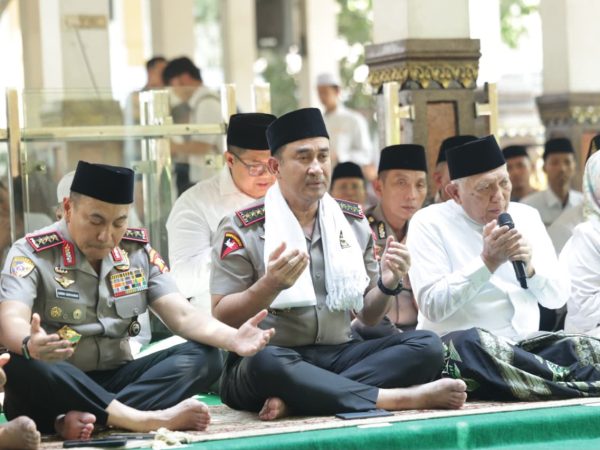 Perkuat Sinergi Ulama dan Umara, Kapolri Silaturahmi ke Ponpes Tebuireng dan Ziarah Makam Gus Dur