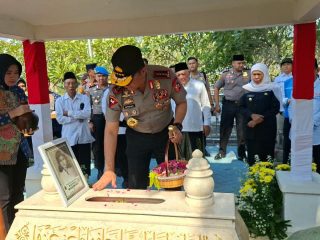 Kapolri Ziarah ke Makam Marsinah dan Kunjungi Museum di Nganjuk