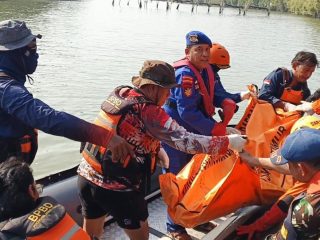 Satpolairud Polres Gresik Bersama Tim Gabungan Evakuasi Korban Tenggelam di Kalimireng