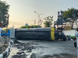 Laka Lantas Depan Masjid Agung Gresik, Tumpahan Truck Tanki Terguling Berisi Cairan Bikin Jalan Licin 