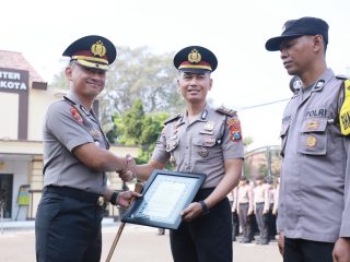 Kapolres Kediri Kota Beri Penghargaan kepada 33 Personel dan Mitra Polri, Apresiasi Prestasi hingga Pencegahan Konflik