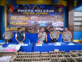 Kapal Pengangkut Miras Diduga Berlayar Tanpa Ijin Resmi Bawa 2.604 Botol Miras Tanpa Izin di Karimunjawa Diamankan Polda 