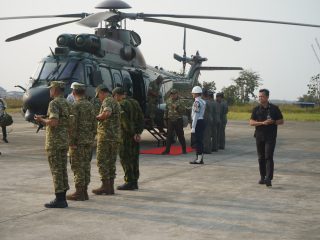 Kodaeral XI Bersama Jajaran TNI, Menyambut Menhan RI Usai Kunjungan Kerja ke Yonif TP 817/AOBA