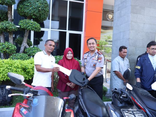 Polres Gresik Ringkus 11 Tersangka Curanmor, Kapolres Langsung Kembalikan Motor Curian kepada Korban