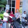 Polres Gresik Ringkus 11 Tersangka Curanmor, Kapolres Langsung Kembalikan Motor Curian kepada Korban