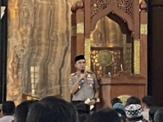 Kapolda Jatim Ajak Jamaah Masjid Arif Nurul Huda Polda Jatim Jaga Kerendahan Hati dan Tekankan Polisi Dekat Masyarakat 