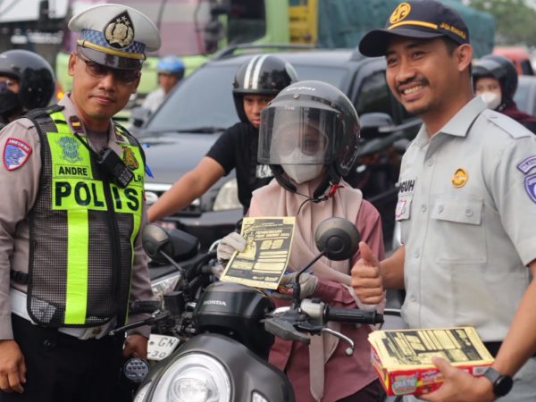 Ops Patuh Semeru 2026, Satlantas Polres Gresik Bagikan Cokelat kepada Pengendara di Exit Tol Kebomas Gresik