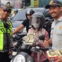 Ops Patuh Semeru 2026, Satlantas Polres Gresik Bagikan Cokelat kepada Pengendara di Exit Tol Kebomas Gresik